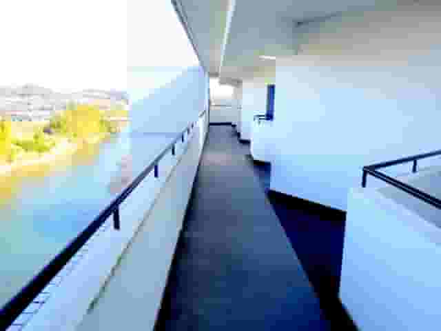 マンションの廊下が臭い!悪臭トラブルの原因と対処法